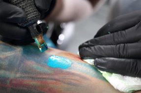 União Europeia proíbe uso de tinta de tatuagem colorida em alguns países