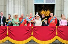 Após a morte da rainha Elizabeth II, quem assume o trono do Reino Unido?
