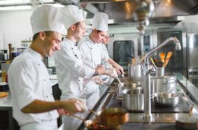 Empregos de nível médio: 2.665 vagas para Auxiliar de Cozinha com salários de R$ 2 MIL