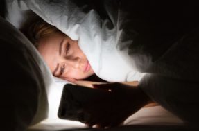 4 motivos de saúde para você deixar o celular bem longe antes de dormir