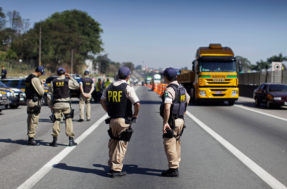 Em protesto contra a vitória de Lula, caminhoneiros interditam a Via Dutra