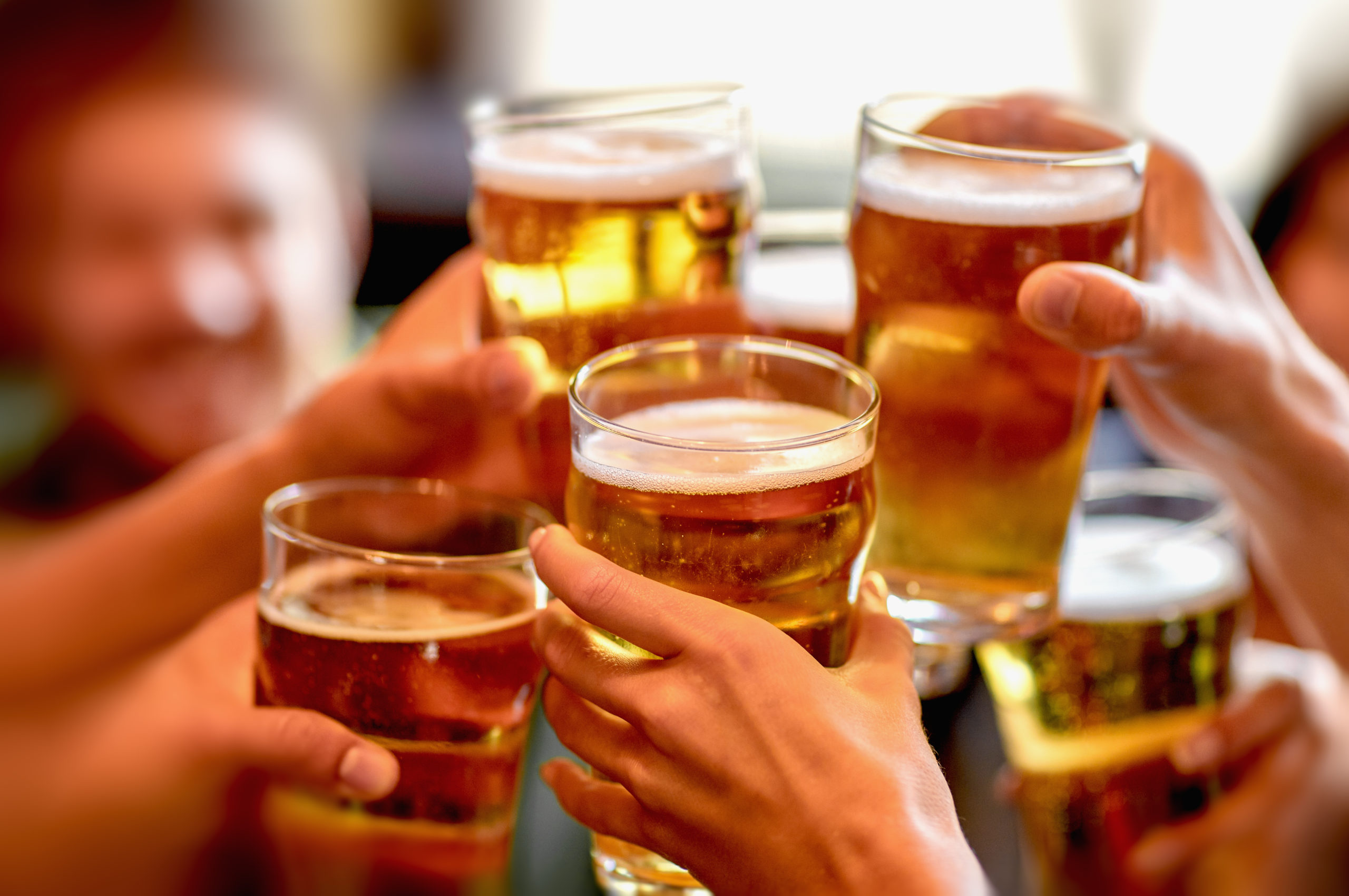 ¿La cerveza realmente provoca la acumulación de grasa abdominal en las mujeres?