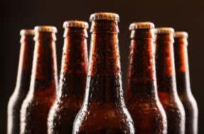 Alerta de cerveja falsificada! Polícia fecha fábrica que adulterava bebidas alcoólicas
