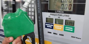Quanto pesa o combustível no bolso do brasileiro?