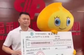Para despistar familiares, homem recebe prêmio de loteria fantasiado