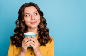 Como você segura a xícara de café? Sua escolha diz MUITO sobre a sua personalidade