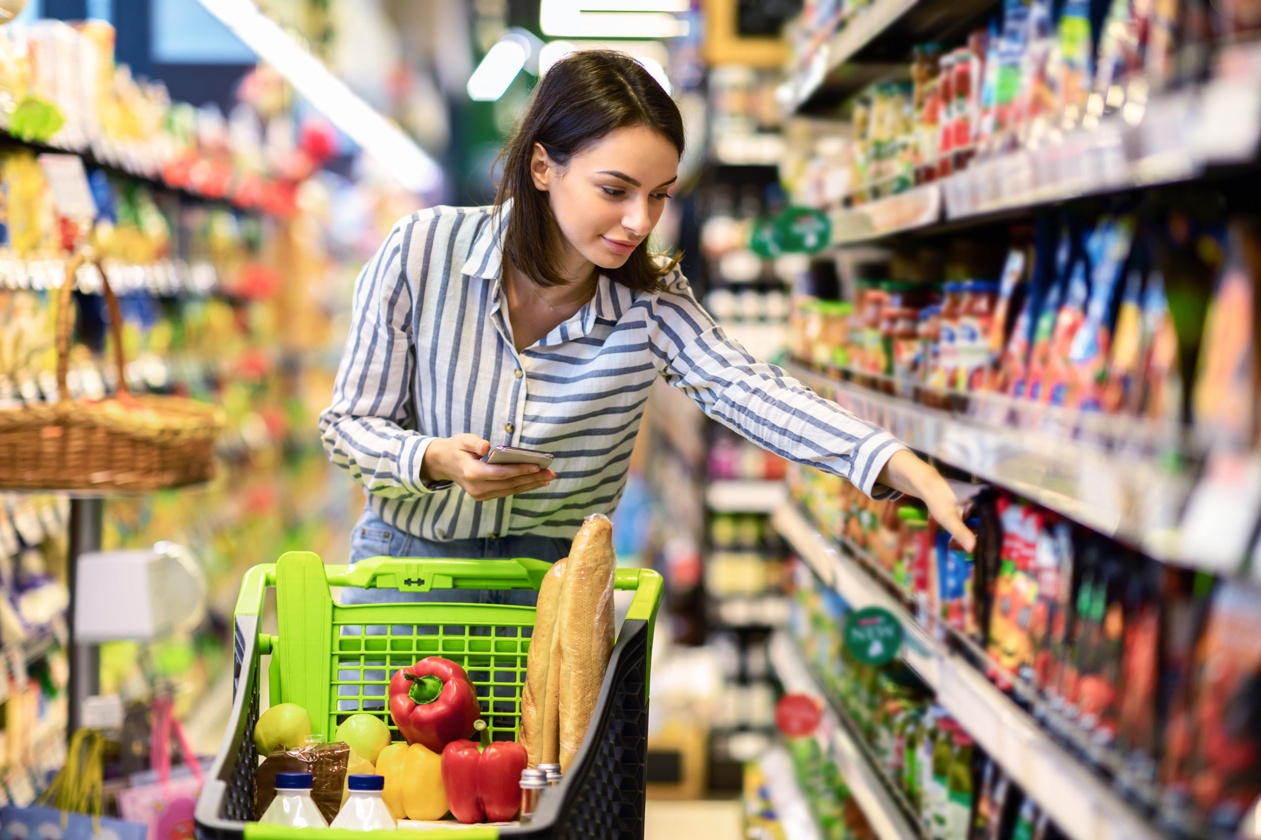 Покупатели стали. Продуктовый Ритейл. Продуктовые ритейлеры. Торговые ритейлеры. Продуктовый ритейлер.