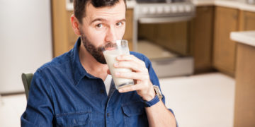 Homem pede copo de leite em jantar romântico e assusta companheira
