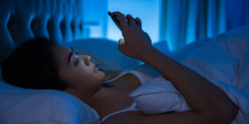 Insônia tem causa: usar o celular antes de dormir prejudica o seu sono