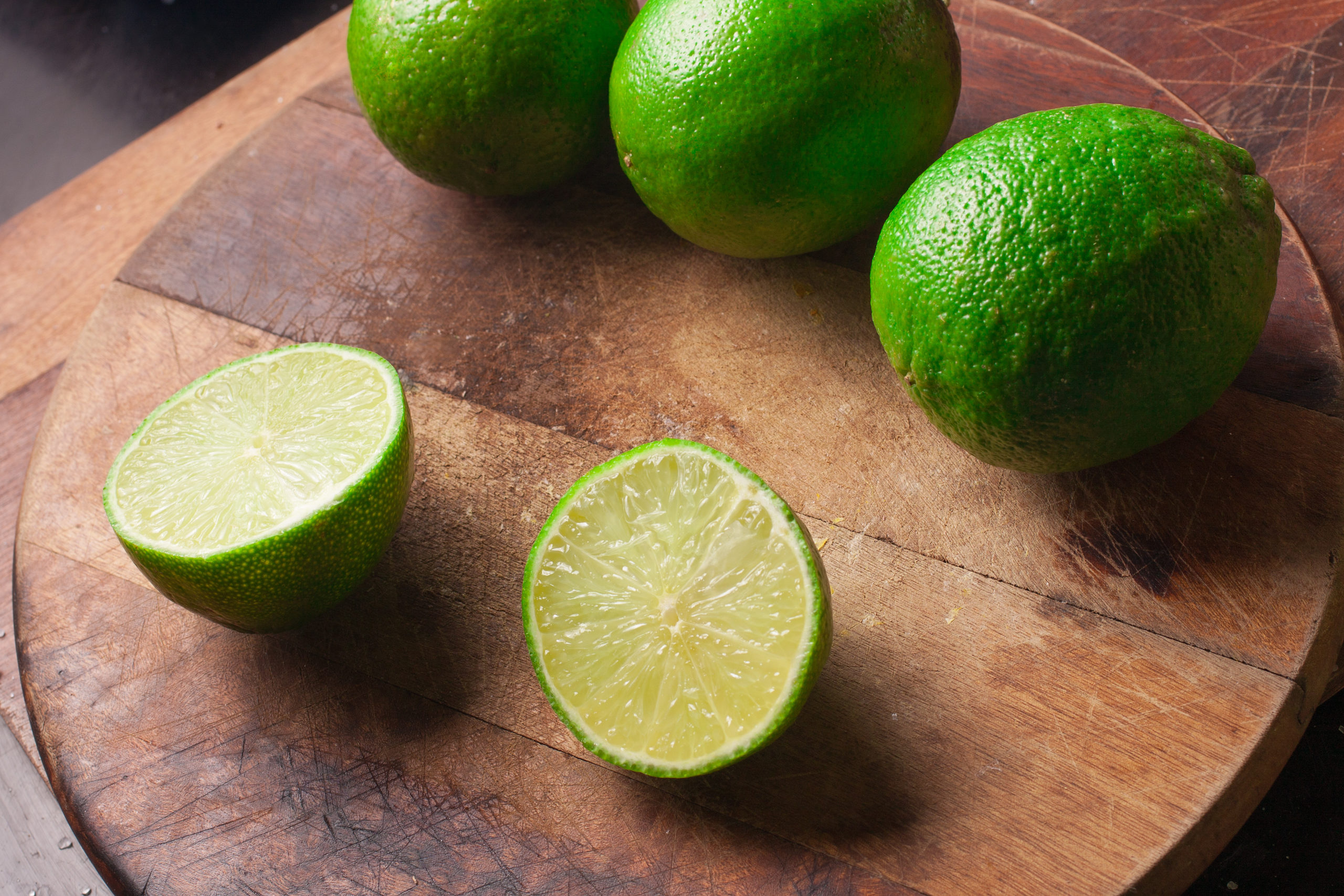 ¿Exprimir y beber limón reduce las grasas de los alimentos?  La nutricionista explica