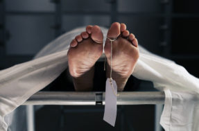 História assustadora: mulher é encontrada viva em funerária após ser declarada morta