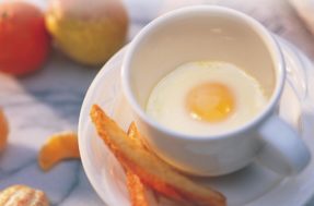 O segredo para fritar ovos sem espirrar óleo ou grudar na panela