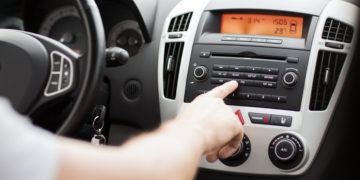 Seu carro vive com som no último volume? Você pode levar multa e perder pontos na CNH