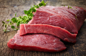 Qual sentido cortar a carne deixa ela mais macia? Churrasqueiro dá dica