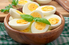 Você nem imagina o que acontece ao colocar bicarbonato na água do ovo cozido