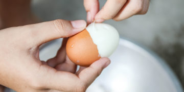 Milagre do bicarbonato de sódio: pare de sofrer ao descascar os ovos
