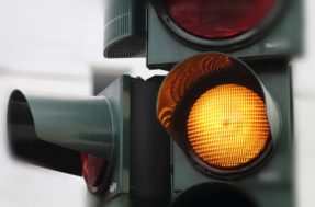 Hora de saber, motorista: ultrapassar o sinal amarelo gera multa ou não?
