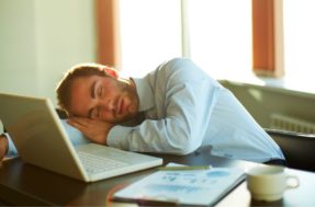 Ter sono ruim pode DETONAR sua produtividade; pare de negligenciar isso!