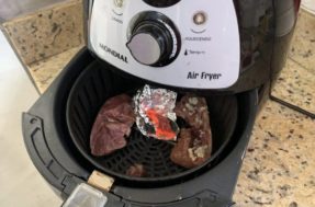 Cuidado! Assar carne com carvão na air fryer é uma PÉSSIMA ideia