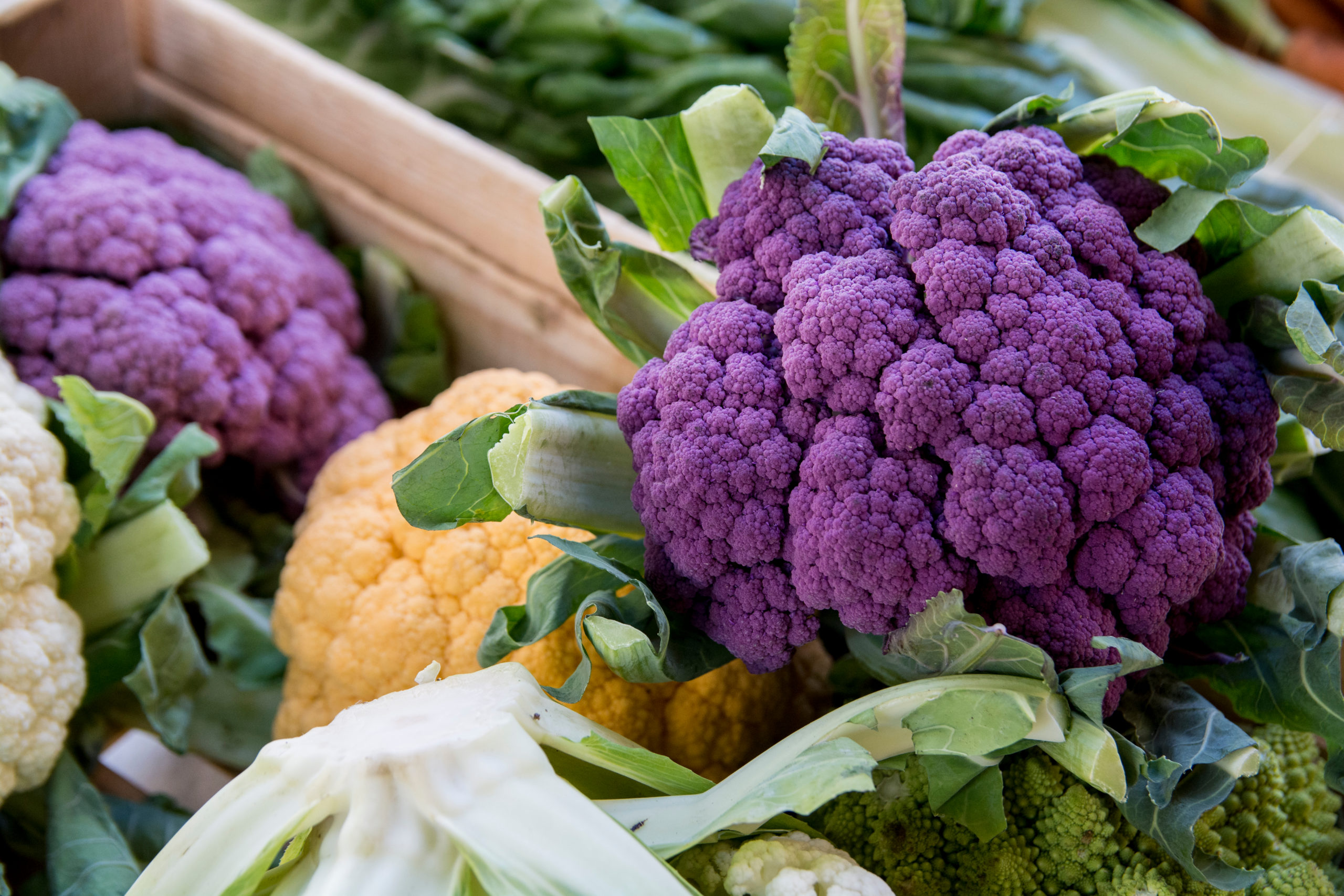 Couve-flor roxa? Mandioca rosa? 6 Alimentos coloridos impressionantes
