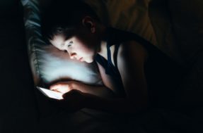 Criança no celular é um ERRO: pesquisa alerta para essa prática perigosa