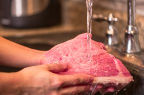 Pela sua saúde: NÃO cometa o erro de lavar a carne antes de cozinhá-la