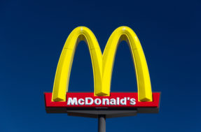 De mau gosto: McDonald’s coloca cartaz em lugar indevido e vira motivo de piada