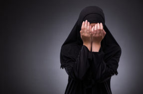 ‘Mulher bomba’ e ‘prostituta’: mulçumana discriminada no trabalho é indenizada em R$ 20 mil