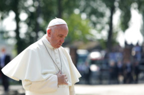 Adeus à túnica? Cai na web foto do Papa Francisco de jaqueta; é real?