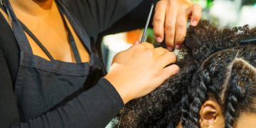 Anvisa proíbe venda de pomadas de cabelo no Brasil após risco de cegueira temporária