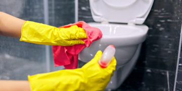 Segredo de vó: mistura deixa o banheiro limpinho da noite para o dia