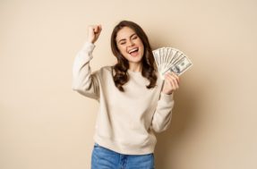 Que sorte! Aposta gratuita leva mulher a ganhar o prêmio principal da loteria