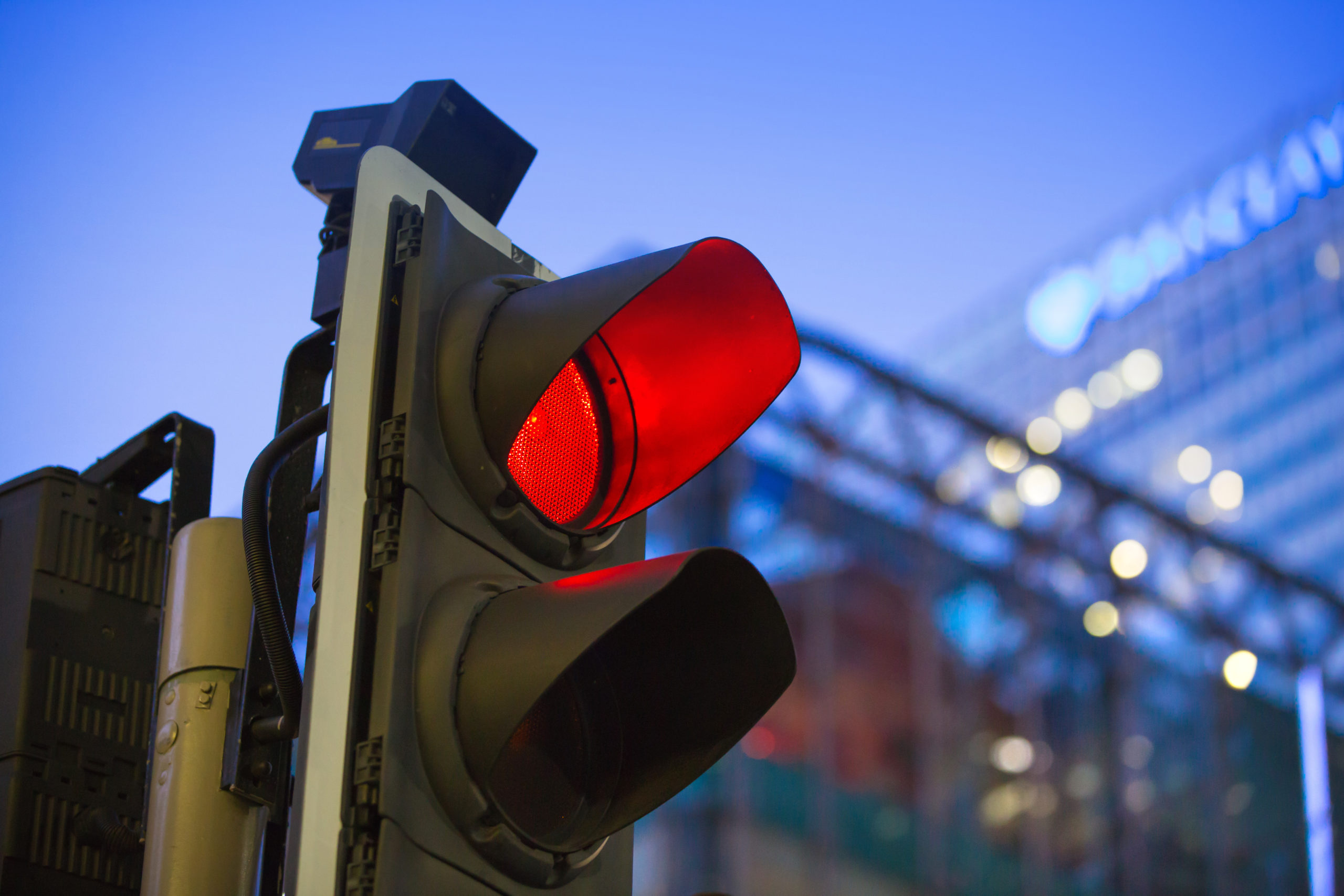 Traffic light red. Красный светофор. Свет светофора. Красный цвет светофора. Запрещающий сигнал светофора.