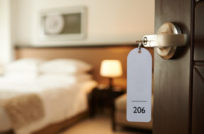 Você pode ser até expulso! 4 coisas que NUNCA devem ser feitas em um quarto de hotel