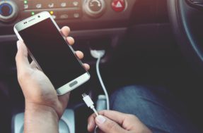 Hábito traiçoeiro: carregar o celular na porta USB do carro não é uma boa