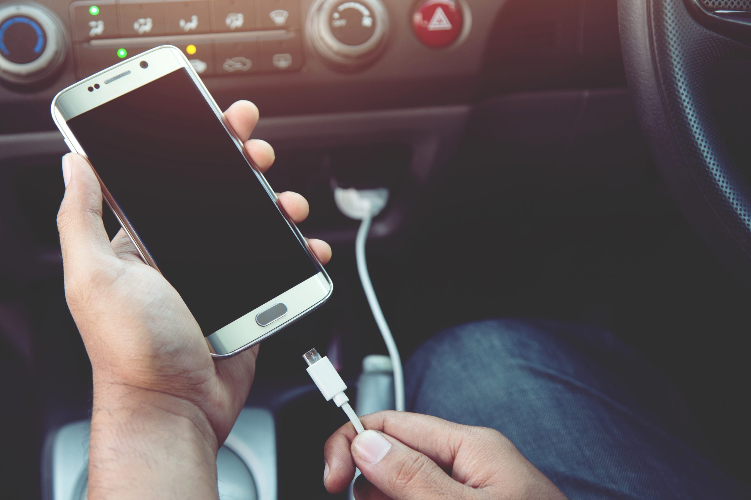 Cargar su teléfono celular en su automóvil podría ser el peor error que puede cometer.