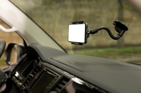 A lei é clara: afinal, uso do suporte para celular no carro dá multa?