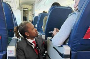 Empatia: para ajudar passageira em crise, comissário senta no chão do avião