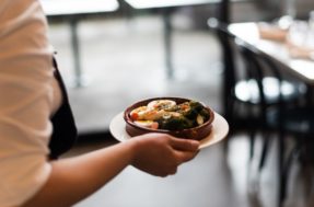 ‘Não pode ficar doente’: restaurante faz exigências absurdas para vaga de emprego