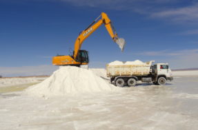 Bolívia escolhe empresa chinesa para extração de lítio, essencial para carros elétricos