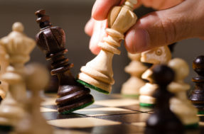 Vida longa à rainha: seu objetivo é encontrar a peça de xadrez escondida na imagem