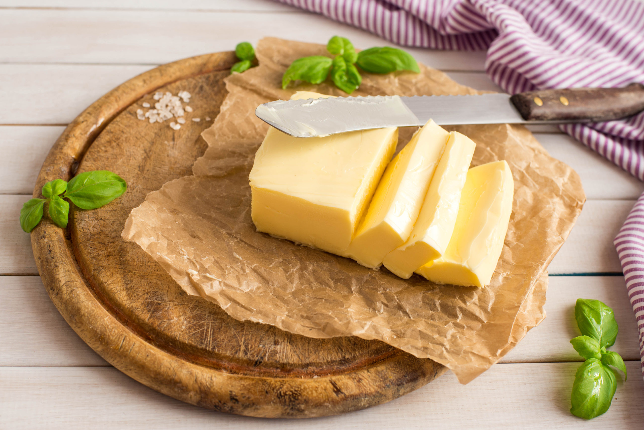 Ih, deixou a manteiga na geladeira? Veja COMO amolecê-la em segundos