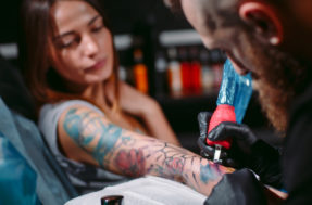 ‘Você deveria ter vergonha’: tatuadora fica indignada com pedido de cliente
