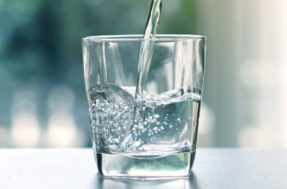 Por que você NUNCA deve deixar um copo com água na mesa de cabeceira