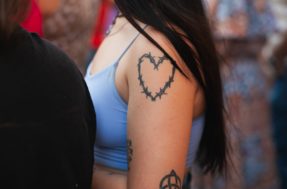Tatuagem de arame farpado: pense 2 vezes antes de tatuá-la no seu corpo
