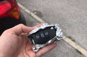 Técnica de embrulhar chaves do carro papel alumínio te LIVRA de furada