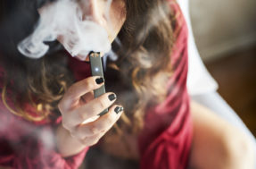 Piores que cigarro: vapes e pods podem ser proibidos em locais públicos