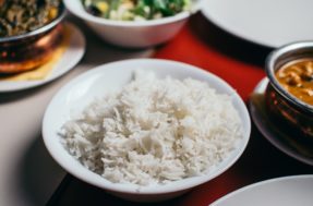 Não erre nunca mais: lavar ou não lavar o arroz antes de cozinhá-lo?
