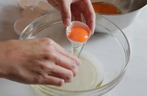 Segredo é FINALMENTE revelado: como separar a gema da clara sem sujar as mãos