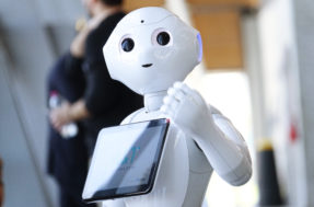 Tesla Bot: novo robô humanoide de Elon Musk caminha e segura objetos